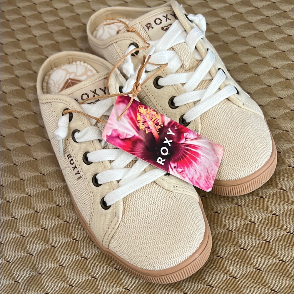 NWT Roxy SUNNY STROLL slip on Cream Sneakers with Flexible Sole cushion instep